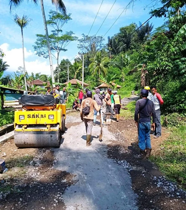 BANGUN JALAN: Sejumlah pekerja proyek jalan di Desa Mayang saat melakukan pengerjaan jalan. DADAN RAMDAN/PASUNDAN EKSPRES