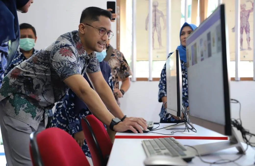 PERESMIAN: Plt Bupati Bandung Barat Hengki Kurniawan meresmikan program Pojok Baca Digital masyarakat. 
