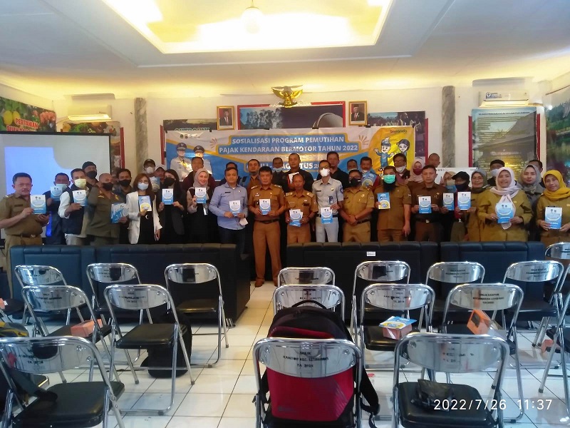 SOSIALISASI: Samsat Kabupaten Bandung Barat saat menggelar sosialisasi program pemutihan kendaraan bermotor. EKO SETIONO/PASUNDAN EKSPRES