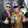 PENGHARGAAN: Menteri Koordinator Perekonomian, Airlangga Hartarto menyerahkan langsung penghargaan Penggerak Koperasi Madya kepada Plt Bupati Bandung Barat Hengki Kurniawan. DOK PORKOPIM SETDA KBB