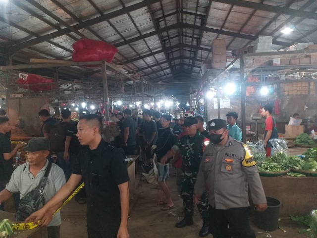 OLAH TKP: Polisi saat lakukan olah TKP kejadian perkelahian di Pasar induk modern cikopo, Kecamatan Bungursari, Kabupaten Purwakarta.Duel Maut, Satu Pedagang Tewas, Pelaku Penusukan Kabur