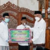 Shalat Idul Adha di Masjid Agung, Agus Masykur Serahkan 5 Ekor Sapi ke DKM Masjid se Kabupaten Subang