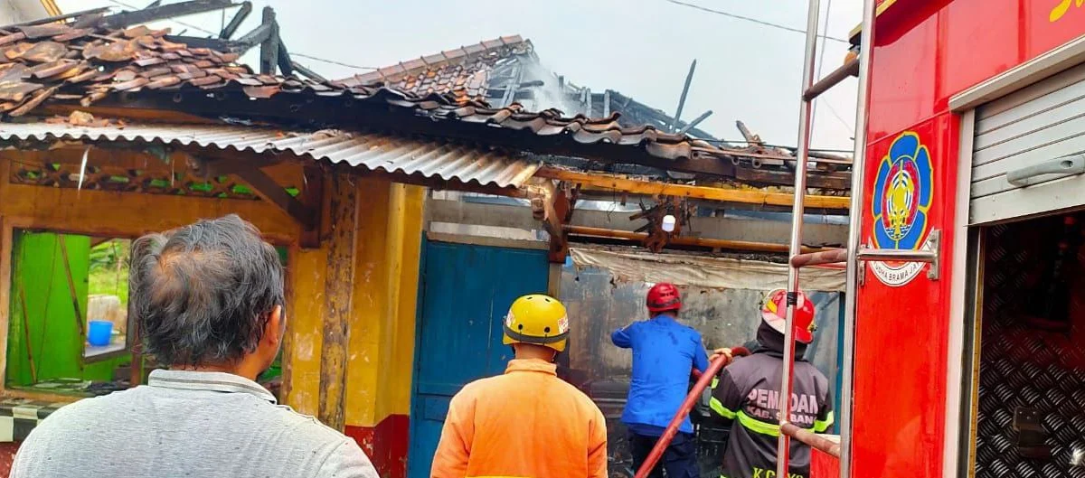Korsleting Listrik, Rumah dan Kios di Purwadadi Terbakar 