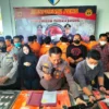 BARANG BUKTI: Kapolresta Bandung, Kombes Pol Kusworo Wibowo menunjukkan barang bukti kasus narkotika pada konferensi pers di Mapolresta Bandung. JABAR EKSPRES