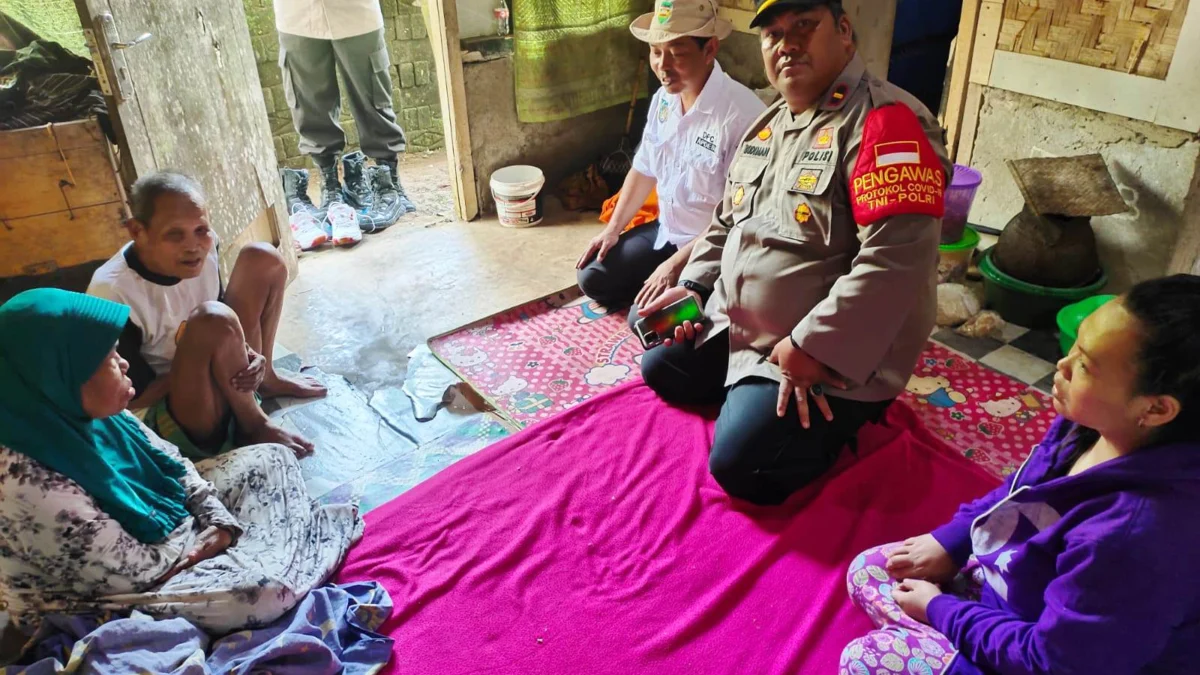 Polres Purwakarta Bedah Rumah Tak Layak Huni Milik Pasangan Tua di Sukamanah
