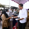 Cek Sembako hingga Bagikan Bansos, Presiden Jokowi Kunker Ke Sukamandi