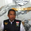 DIWAWANCARAI: Wali Kota Bandung Yana Mulyana saat diwawancarai awak media terkait penanganan penyebaran Covid-19 di Balai Kota Bandung, Rabu (6/7). JABAR EKSPRES