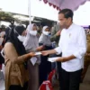 Jokowi Bagikan Bansos di Sukamandi Subang