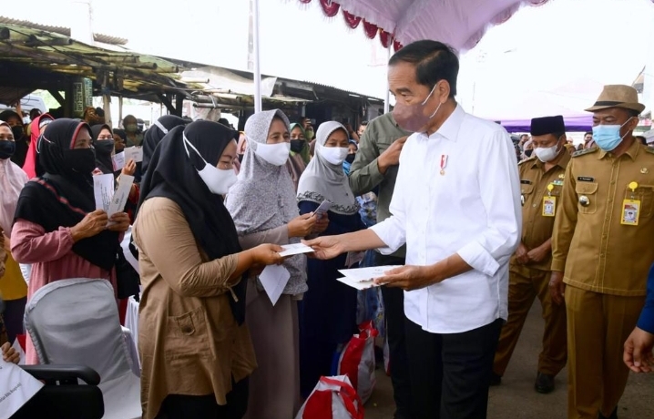 Jokowi Bagikan Bansos di Sukamandi Subang