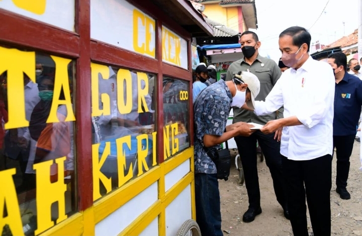 Tingkatkan Daya Beli Masyarakat, Jokowi juga Bagikan Bansos ke PKL di Sekitar Pasar Sukamandi