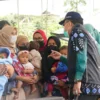 KUNJUNGAN: Kepala Perwakilan BKKBN Jawa Barat Wahidin saat mengunjungi kelompok sasaran 1.000 Hari Pertama Kehidupan (HPK). DOK. MEDIA CENTER BKKBN
