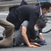 Tetsuya Yamagami diringkus polisi Jepang setelah menembak Abe dari belakang menggunakan senjata api sejenis shotgun, yang diduga rakitan sendiri-JPNN.com-
