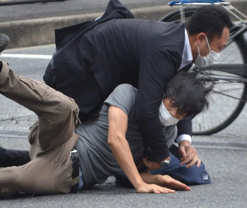 Tetsuya Yamagami diringkus polisi Jepang setelah menembak Abe dari belakang menggunakan senjata api sejenis shotgun, yang diduga rakitan sendiri-JPNN.com-