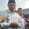 DIWAWANCARAI: Wakil Gubernur Jawa Barat, Uu Ruzhanul Ulum memberikan keterangan kepada awak media pada saat kunjungan ke Pasar Sehat Sabilulungan Cicalengka, Kabupaten Bandung. JABAR EKSPRES