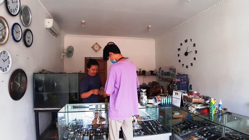 SERVIS : Christian sedang melayani pelanggannya untuk service jam tangan di Toko Sabar di Jl Kartawigenda No 9 Gang Palabuan Subang. CINDY DESITA/PASUNDAN EKSPRES