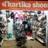 Ide Usaha Modal Kecil (USAHAWAN: Toko d'kartika Shoes menyediakan aneka sendal sepatu dan tas berkualitas harga pantas. DADAN RAMDAN/PASUNDAN EKSPRES)