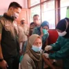 MENINJAU: Plt Bupati Hengky Kurniawan meninjau langsung kegiatan vaksinasi yang diselenggarakan Pemkab Bandung Barat. DOK PROKOMPIM KBB