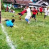 SEPAKBOLA: Warga bersama perangkat Desa Jayagiri Lembang adu ketangkasan berebut bola pada pertandingan sepakbola menyambut peringatan HUT RI ke-77. EKO SETIONO/PASUNDAN EKSPRES