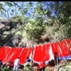 Sambut Hut Ke-77 RI, Bendera Merah Putih Raksasa Dikibarkan di Atas Tebing Lembang