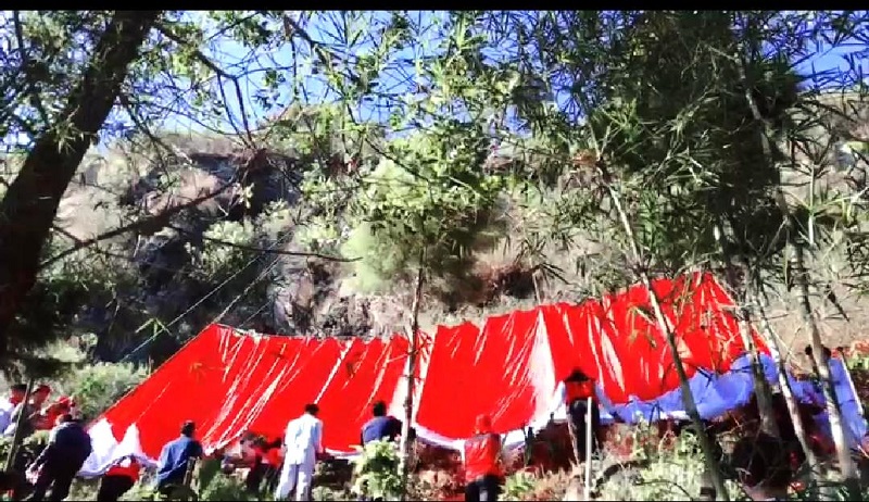 Sambut Hut Ke-77 RI, Bendera Merah Putih Raksasa Dikibarkan di Atas Tebing Lembang