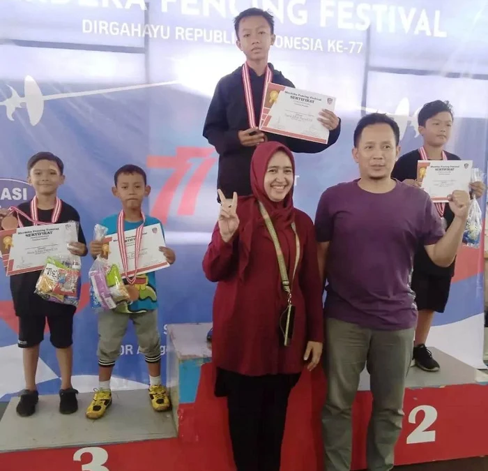 Atlet Anggar Indonesia, JUARA: Zidan saat menerima medali usai menjuarai Kejuaraan Facing Festival dalam rangka HUT ke-77, Di GOR Pajajaran Kota Badung.ADAM SUMARTO/PASUNDAN EKSPRES 