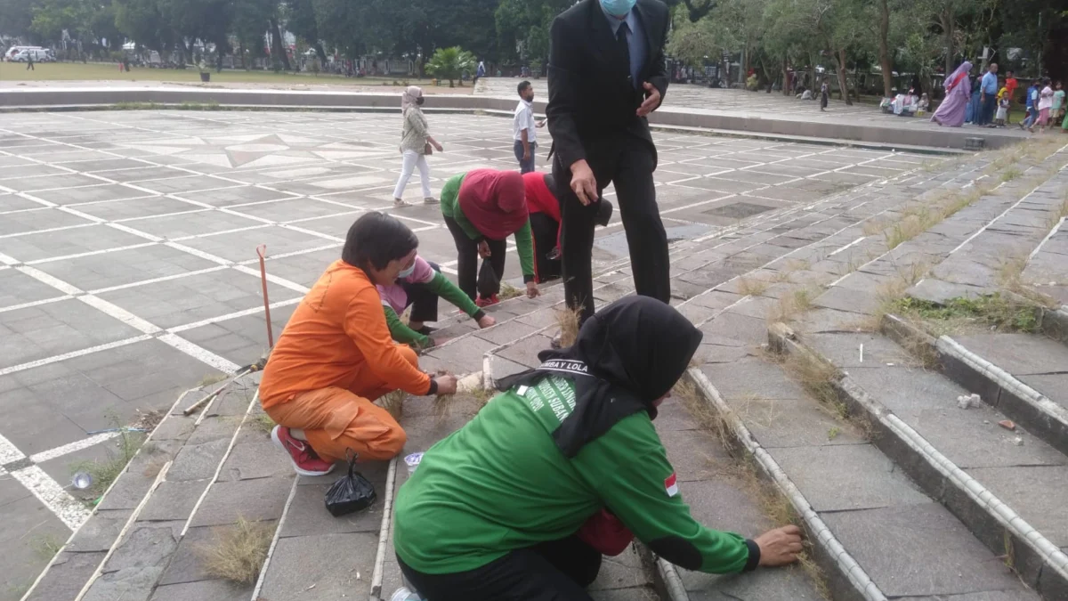 Usai Upacara Peringatan Kemerdekaan, Kadis Lingkungan Hidup Spontan Bersihkan Alun-alun Subang