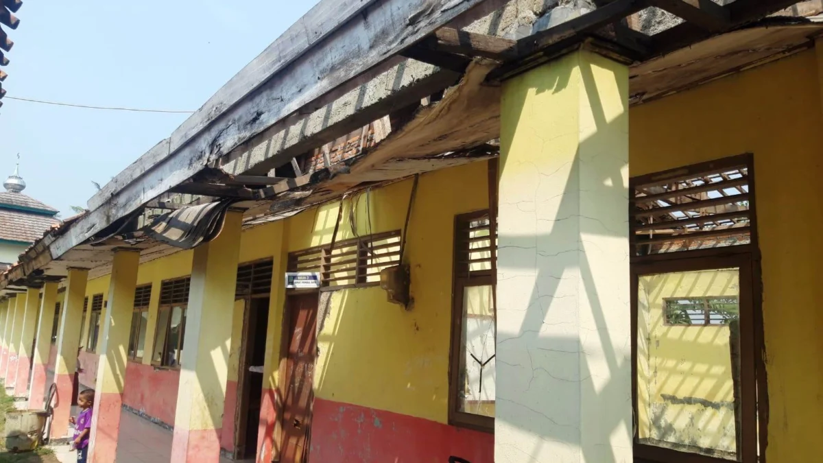 Gedung Sekolah Hampir Roboh, Siswa SDN Mekarmulya III Belajar Lesehan