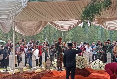 Dimakamkan di TMP Kalibata, Pemakaman Jenazah Ketua Dewan Pers Azyumardi Azra Dipimpin Oleh Muhadjir Effendy