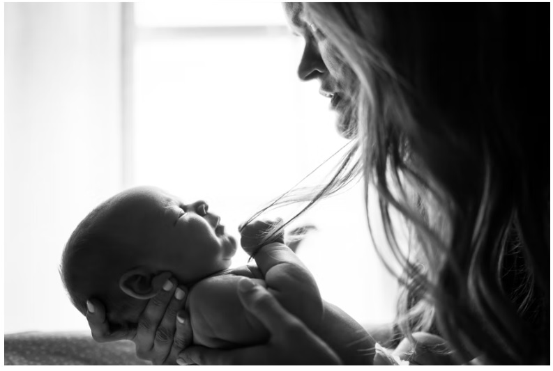 Hidung Bayi Mampet, Malam Hari dan Saat Tidur, Begini Rahasia Mengatasinya! (Ilustrasi Ibu dan Bayi, via Unsplash-zlucerophoto)
