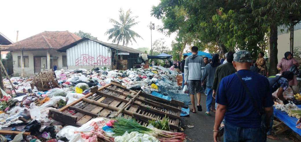 Sampah Menumpuk di Pasar Terminal Subang, Keterbatasan Armada jadi Alasan Klasik