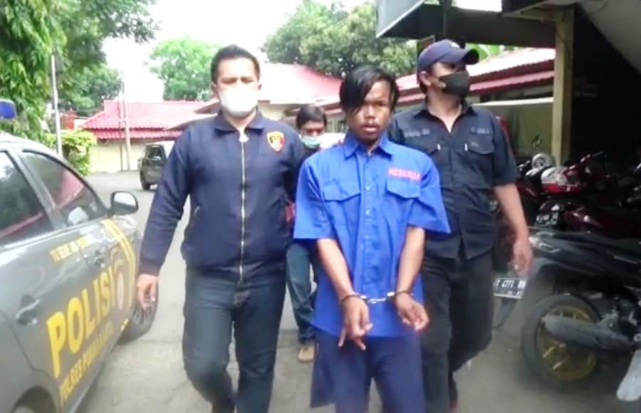 DIGELANDANG: Pelaku pembunuhan terhadap ibu kandungnya, Tedi Setiawan saat digelandang ke ruang tahanan Mapolsek Purwakarta.  (Foto via ADAM SUMARTO/PASUNDAN EKSPRES)
