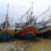 Cuaca Buruk, Nelayan Tak Melaut Memilih Perbaiki Perahu