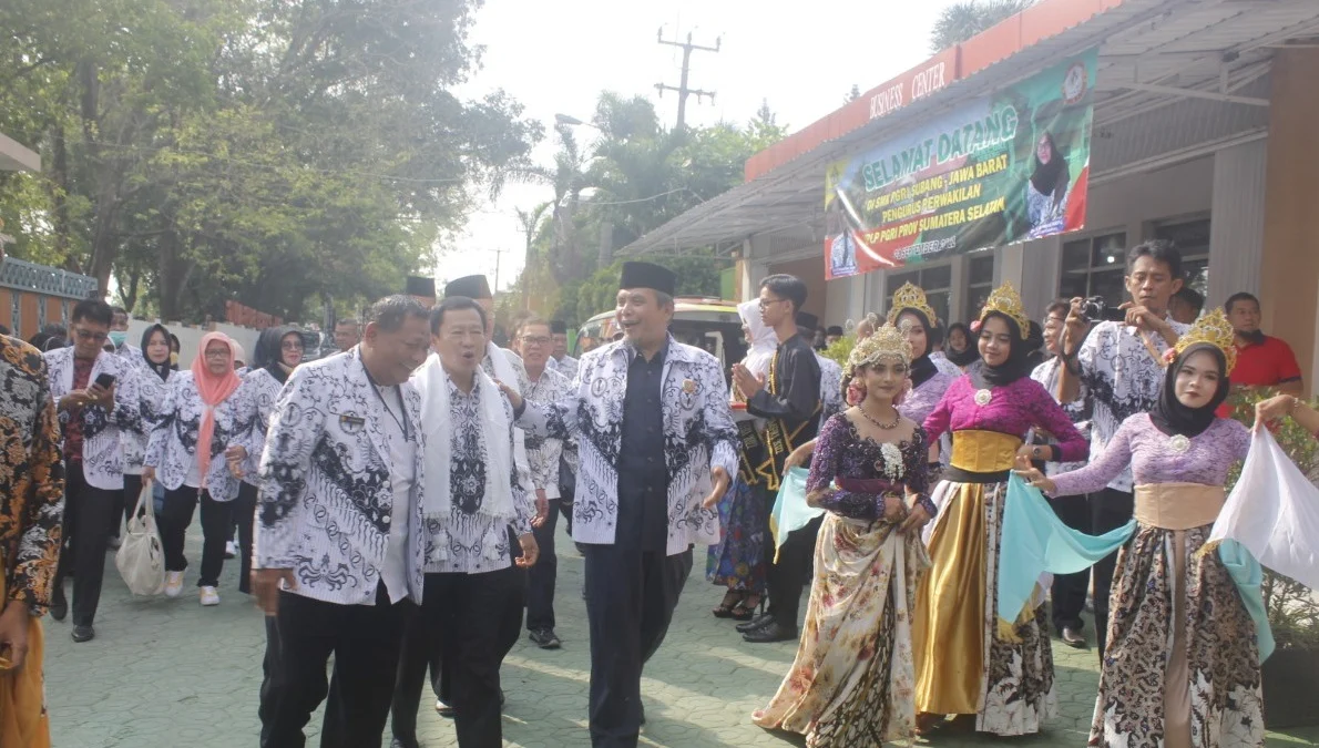 Pelajari Pengelolaan Sekolah, YPLP PGRI Sumatera Selatan Kunjungi SMK PGRI Subang