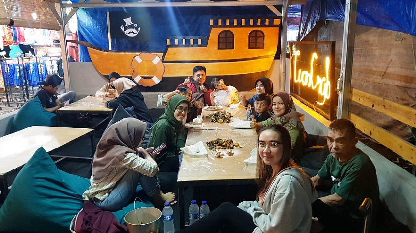 KULINER: Para pengunjung saat menikmati hidangan seafood tumpah di Kedai Tuan Crab Subang.CINDY DESITA/PASUNDAN EKSPRES