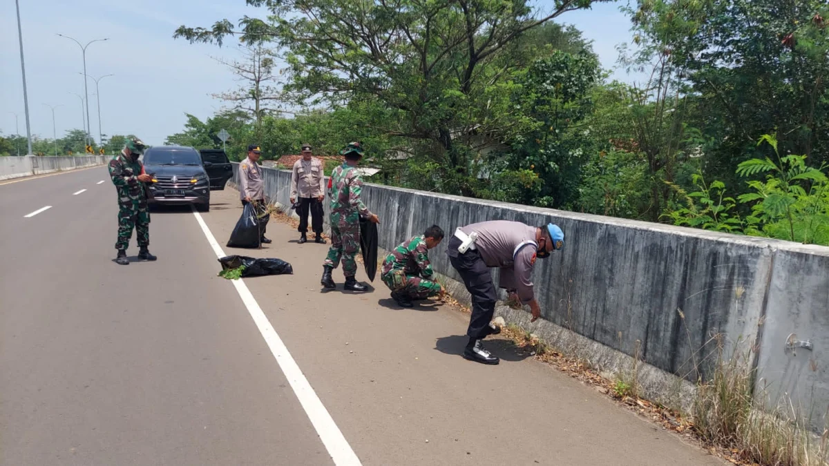 Kompak! Personel TNI-Polri Pusakanagara Bersihkan Sampah Menuju Pelabuhan Patimban