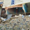 AMBRUK: Rumah milk Rosnaeni yang berada di atas tebing nampak ambruk stelah diterjang hujan deras pada Minggu (11/9) sore. EKO SETIONO/PASUNDAN EKSPRES