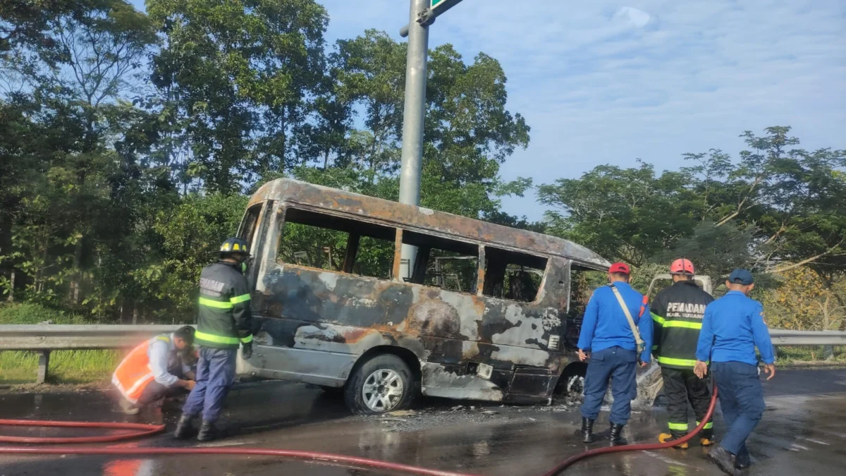 Kabar Terbaru Subang : Mengangkut 7 Penumpang Mobil Travel Habis Terbakar Api di Tol Cipali, Sopir Beberkan Penyebabnya