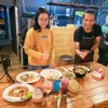 HIDANGKAN MENU: Mantan chef Resto Alexis Novian (kanan) sedang memperkenalkan menu hidangan khas Kedai Paseban Subang.IST