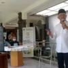 KAB. TASIKMALAYA – Wakil Gubernur Jawa Barat Uu Ruzhanul Ulum memberi arahan dalam Rapat Koordinasi (Rakor) Dinas Perhubungan (Dishub) se-Jabar secara virtual dari Rumah Singgah Wakil Gubenur di Kabupaten Tasikmalaya, Selasa (16/8/2022). Pak Uu –sapaan Uu Ruzhanul– menuturkan bahwa rakor tersebut bertujuan untuk membahas upaya Dishub se-Jabar dalam menekan angka kecelakaan lalu lintas pada pengujian kendaraan bermotor. “Kita bisa lihat di TV, baca di koran, di media sosial, tentang kejadian-kejadian dari kendaraan, ataupun jalan, ataupun orang apapun penyebabnya terjadi kecelakaan lalu lintas di Jabar,” ucap Pak Uu. “Kecelakaan-kecelakaan di Jabar di berbagai kota dan kabupaten di Jabar. Kejadian ini menjadi perhatian kami selaku pimpinan di Jabar,” imbuhnya. Pak Uu mengatakan, selain kondisi maupun karakter jalan, penegakan aturan untuk kendaraan perlu diperketat dalam menekan angka kecelakaan lalu lintas, khususnya terkait pengujian kendaraan bermotor. “Misalnya rem disebut bagus padahal tidak bagus,” kata Pak Uu. Selain pengujian kendaraan bermotor, kata Pak Uu, keberadaan rambu lalu lintas harus menjadi perhatian. Dengan melihat rambu lalu lintas, pengendara bisa bersiap terhadap kondisi jalan yang akan dilewati. Pak Uu juga mendorong Dishub Jabar dan Dishub Kabupaten/Kota di Jabar untuk terus memberi pelayanan terbaik di sektor perhubungan. “Dishub Provinsi sebagai pembina lalu lintas, maka hari ini saya melaksanakan penguatan terhadap Dishub Provinsi agar bergairah kembali melaksanakan tugasnya,” ucapnya. “Kami berharap dari kegiatan hari ini ada tindak lanjut, sehingga angka kecelakaan lalu lintas bisa terus ditekan,” ucap Pak Uu.