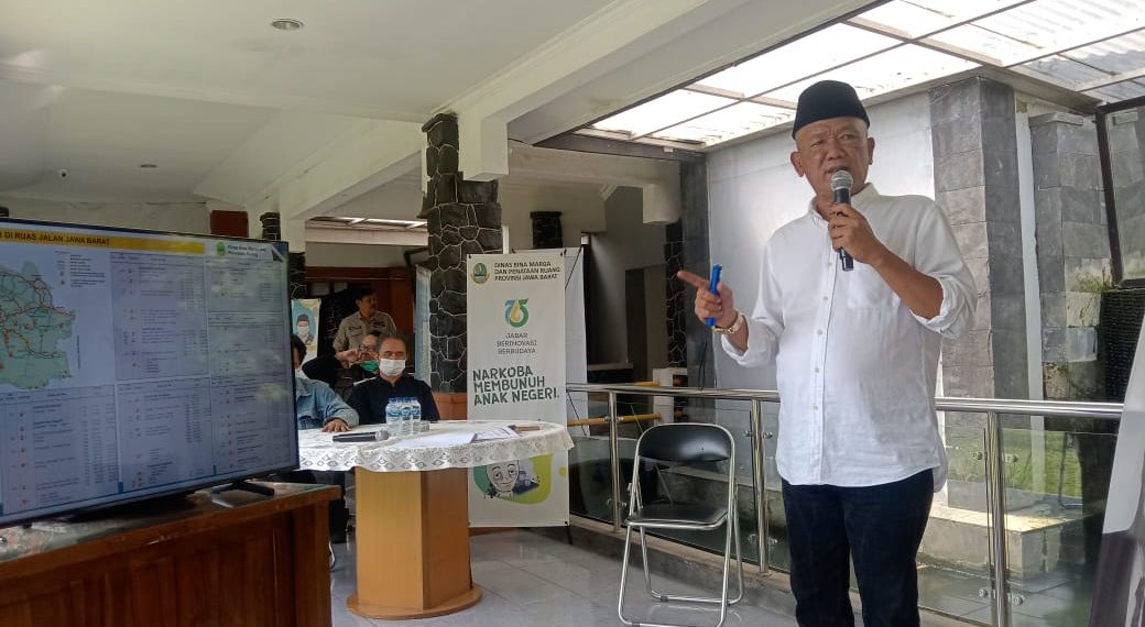KAB. TASIKMALAYA – Wakil Gubernur Jawa Barat Uu Ruzhanul Ulum memberi arahan dalam Rapat Koordinasi (Rakor) Dinas Perhubungan (Dishub) se-Jabar secara virtual dari Rumah Singgah Wakil Gubenur di Kabupaten Tasikmalaya, Selasa (16/8/2022). Pak Uu –sapaan Uu Ruzhanul– menuturkan bahwa rakor tersebut bertujuan untuk membahas upaya Dishub se-Jabar dalam menekan angka kecelakaan lalu lintas pada pengujian kendaraan bermotor. “Kita bisa lihat di TV, baca di koran, di media sosial, tentang kejadian-kejadian dari kendaraan, ataupun jalan, ataupun orang apapun penyebabnya terjadi kecelakaan lalu lintas di Jabar,” ucap Pak Uu. “Kecelakaan-kecelakaan di Jabar di berbagai kota dan kabupaten di Jabar. Kejadian ini menjadi perhatian kami selaku pimpinan di Jabar,” imbuhnya. Pak Uu mengatakan, selain kondisi maupun karakter jalan, penegakan aturan untuk kendaraan perlu diperketat dalam menekan angka kecelakaan lalu lintas, khususnya terkait pengujian kendaraan bermotor. “Misalnya rem disebut bagus padahal tidak bagus,” kata Pak Uu. Selain pengujian kendaraan bermotor, kata Pak Uu, keberadaan rambu lalu lintas harus menjadi perhatian. Dengan melihat rambu lalu lintas, pengendara bisa bersiap terhadap kondisi jalan yang akan dilewati. Pak Uu juga mendorong Dishub Jabar dan Dishub Kabupaten/Kota di Jabar untuk terus memberi pelayanan terbaik di sektor perhubungan. “Dishub Provinsi sebagai pembina lalu lintas, maka hari ini saya melaksanakan penguatan terhadap Dishub Provinsi agar bergairah kembali melaksanakan tugasnya,” ucapnya. “Kami berharap dari kegiatan hari ini ada tindak lanjut, sehingga angka kecelakaan lalu lintas bisa terus ditekan,” ucap Pak Uu.
