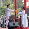 Gubernur Jawa Barat Ridwan Kamil saat memberikan bendera merah putih kepada paskibraka untuk dikibarkan dalam upacara peringatan HUT ke-77 Republik Indonesia, 17 Agustus 2022.-Biro Adpim Jabar-
