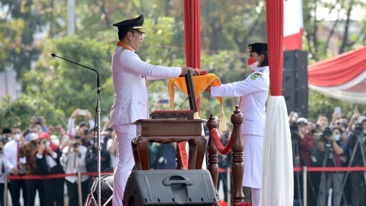 Gubernur Jawa Barat Ridwan Kamil saat memberikan bendera merah putih kepada paskibraka untuk dikibarkan dalam upacara peringatan HUT ke-77 Republik Indonesia, 17 Agustus 2022.-Biro Adpim Jabar-