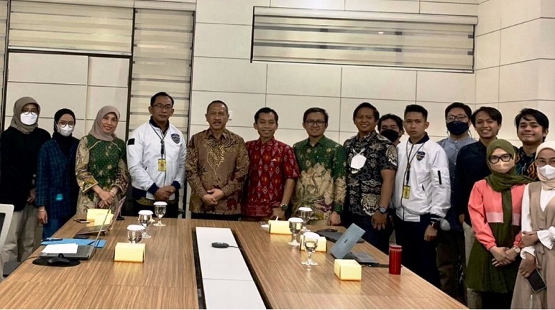 FOTO BERSAMA: Narasumber dari Polda Jabar Dr. Hermawan, M.M.Pd., M.H. (keempat dari kiri) berfoto sebelum kegiatan Webinar Bijak Berbahasa didampingi Direktur Sekolah Pascasarjana Prof. Dr. Syihabuddin, M.Pd., narasumber Eri Kurniawan, M.A., Ph.D. dan Ketua Program Studi Linguistik Wawan Gunawan, M.Ed., Ph.D. ADAM SUMARTO/PASUNDAN EKSPRES 