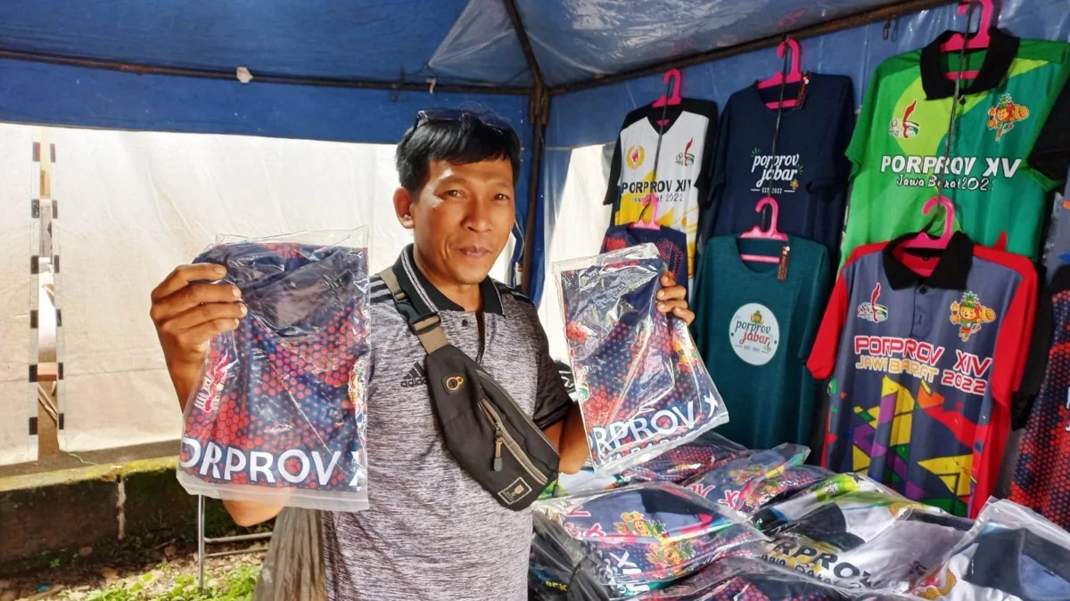 Dari Bogor Jualan ke Subang, Pedagang Kaos Raih Cuan Saat Porprov Jabar