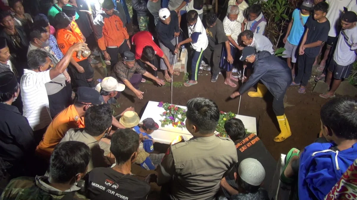 Suasana Haru Selimuti Pemakaman Ratna di Malam Hari, Pemotor Karyawan Pabrik yang Hanyut