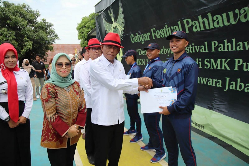 Bupati Subang, H. Ruhimat memeberikan penghargaan kepada atlet angkat besi kelas 70 kg Riko Rian (Alumnus SMKN 1 Dawuan Angkatan 2021).
