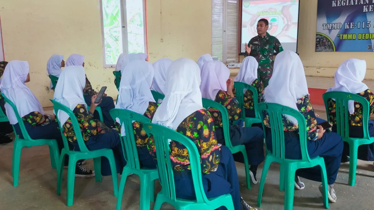 Anggota TNI Kenalkan Kampung Pancasila di Lokasi TMMD Subang 