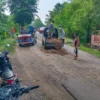 Pemdes Bareng Warga Gotong Royong Perbaiki Jalan Poros Desa Jatimulya Kecamatan Compreng