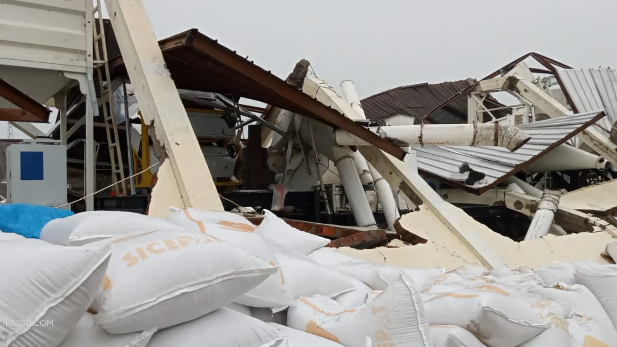 Bencana Angin Puting Beliung di Karawang, Pabrik Penggilingan Padi Ambruk