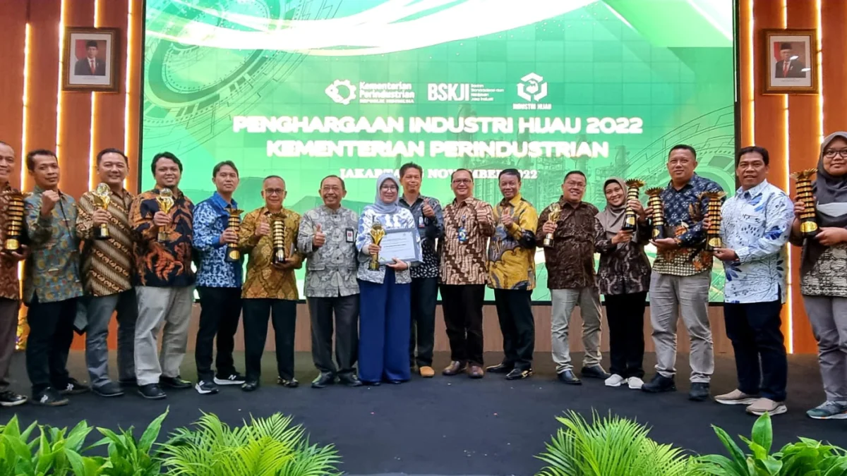 IST PRESTASI: Stakeholder CSR PT Tirta Investama Aqua Subang Zaenal Abidin, mewakili perusahaan menerima penghargaan Industri Hijau 2022.
